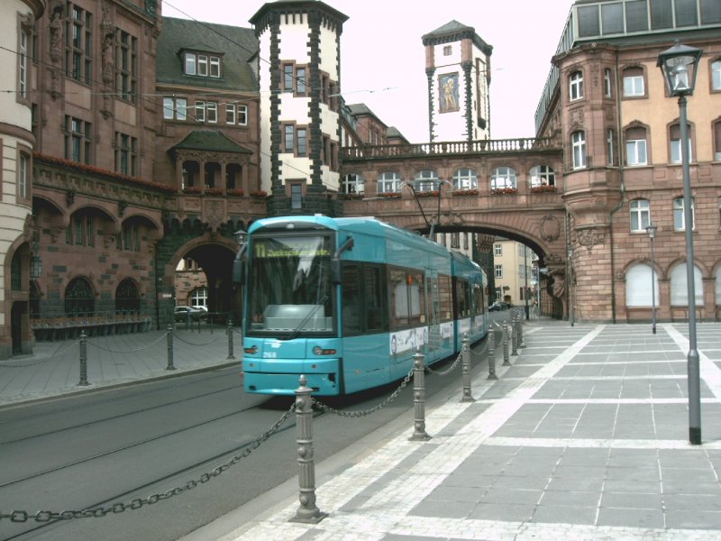 Eine Straenbahn in FRankfurt/Main in der Innenstadt