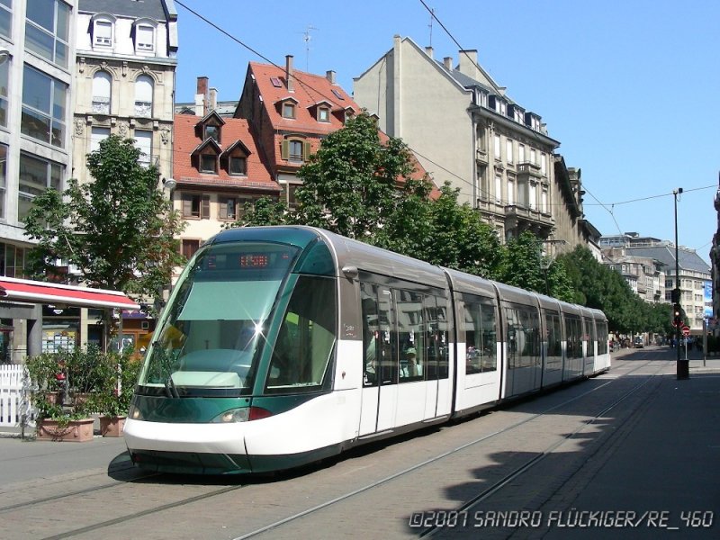 Eine Strassenbahn in der Fussgngerzone am 6.8.07