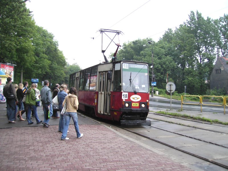 Eine Straenbahn hlt am Bytomier HBF!