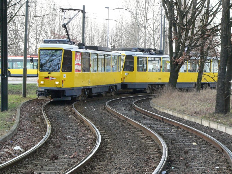 Eine Straenbahn hat es geschafft, sie ist in der Endstation Berlin Adlershof angekommen. Davor musste sie 1-3 Ampelphasen abwarten, da die Linksabbiegespur auf der Straenbahnschiene angelegt wurde. Das ist leider alles andere als optimal. 17.2.2007