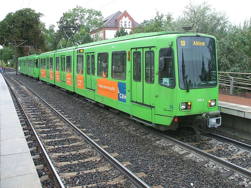 Eine Straenbahn der Linie 10 Richtung Ahlem am 8.9.2007 Hp Erhartstrae