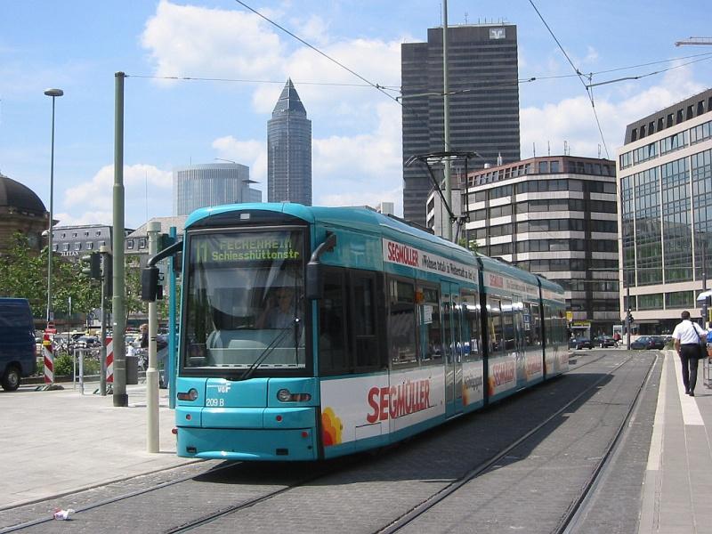 Eine Straenbahn der Linie 11 steht am 01.06.2005 an der Haltestelle beim Hauptbahnhof in Frankfurt am Main.