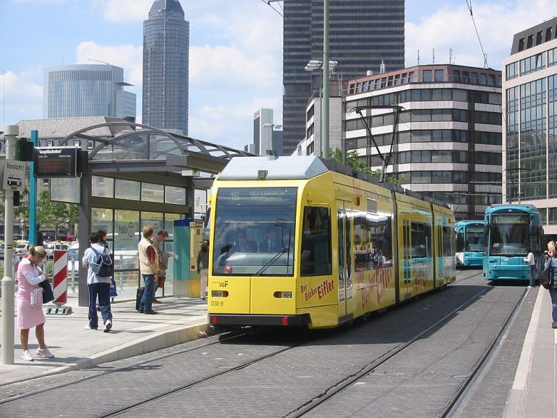 Eine Straenbahn der Linie 16 steht am 01.06.2005 an der Haltestelle beim Hauptbahnhof in Frankfurt am Main.