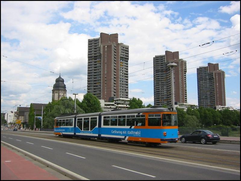 Eine Straßenbahn der Linie 2 fährt auf der Kurpfalzbrücke, die über den