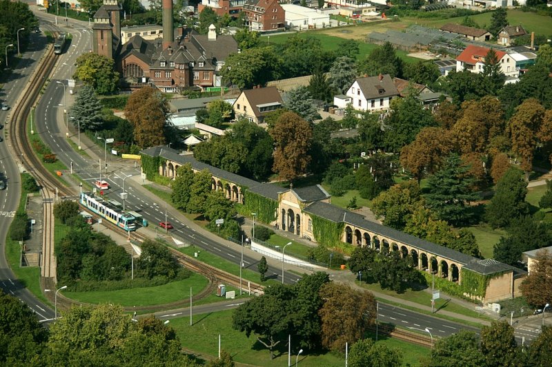 Eine Strassenbahn der Linie 2 nach Feudenheim an der Haltestelle Hauptfriedhof, vom Fernmeldeturm (Mannheim) aus fotografiert.