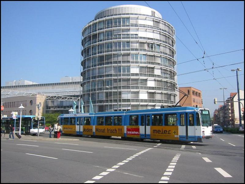 Eine Straenbahn der Linie 4 fhrt am 11.05.2006 in die Haltestelle beim Hauptbahnhof in Heidelberg ein. Im Hintergrund ist der Rundbau der BG Chemie zu sehen.