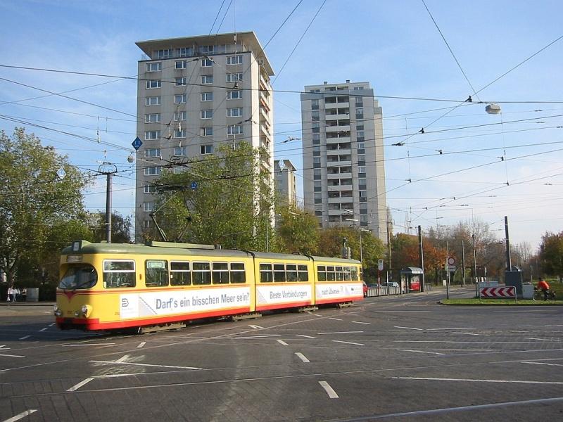 Eine Straenbahn der Linie 5 berquert am 12.11.2005 die Kreuzung am Entenfang im Karlsruher Stadtteil Mhlburg und fhrt weiter in Richtung Rheinhafen.