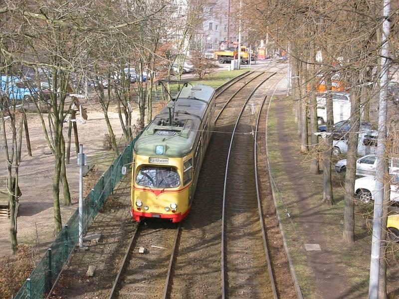 Eine Straenbahn der Linie 5 unterwegs in der Sdweststadt von Karlsruhe am 07.03.2006. Bei der Aufnahme stand ich auf der Hirschbrcke.
