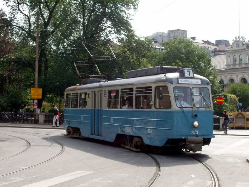 Eine Stra�enbahn der Linie 7 kommt in Norrmalmstorg an.