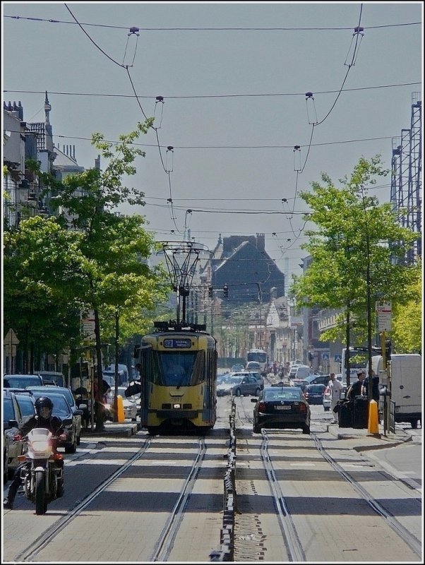 Eine Straenbahn nhert sich der Haltestelle Bruxelles Midi. 30.05.09 (Jeanny)