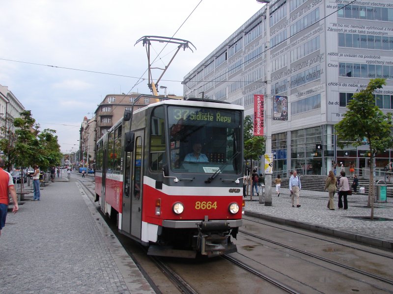 Eine Straenbahn in Prag-Praha-Prague. Hier ein neuerer Triebzug Aufgenommen am 13.08.07