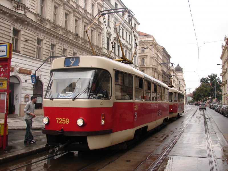 Eine Straenbahn in Prag-Praha-Prague. Hier ein ltere Triebzug Aufgenommen am 13.08.07