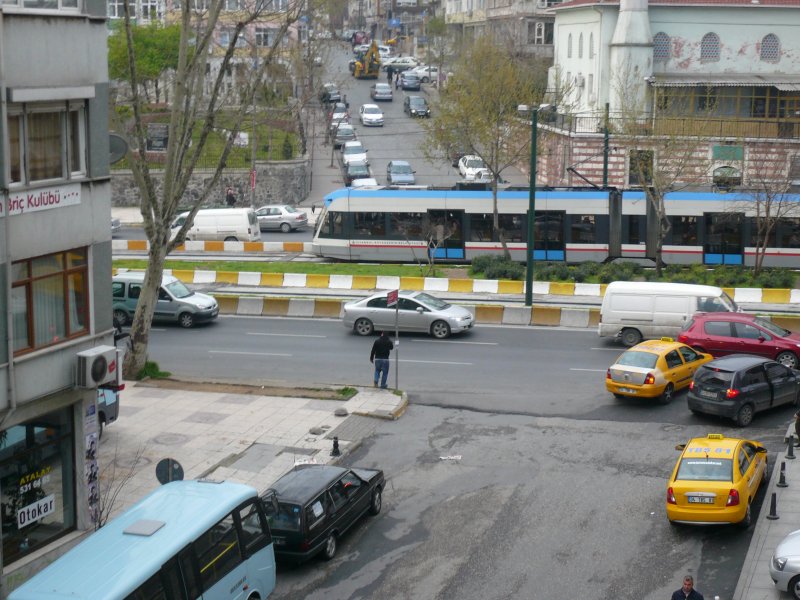 Eine Straenbahn in Richtung Kabatash am 8.4.2009 zwischen den Stationen Haseki und Findikzade vom Hotelzimmer aus fotografiert. Die Straenbahn verbindet mehrere wichtige Sehenswrdigkeiten, Umsteigebahnhfe zu anderen Stadtbahnen, Fhrhfen und Einkaufsviertel (z.B. den Groen Basar) miteinander. Dementsprechend werden die Bahnen sehr viel benutzt.