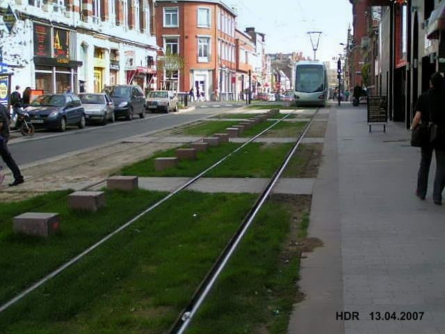 Eine Straenbahn in den Straen von Valenciennes, die in Richtung Famars (Endhaltestelle UNIVERSIT) fhrt. Foto aufgenommen vom Bahnhofvorplatz aus am 13.04.07.