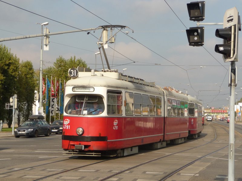 Eine Straenbahngarnitur der noch schnen Generation bestehend aus Triebwagen der Baureihe E1 mit Fahrzeug Nr. 4791 und Beiwagen der Baureihe C4 mit Fahrzeug Nr. 1332. Linie 31 (Stammersdorf bis Schottenring) bei der Haltestelle Bahnsteggasse. (24.10.08)
