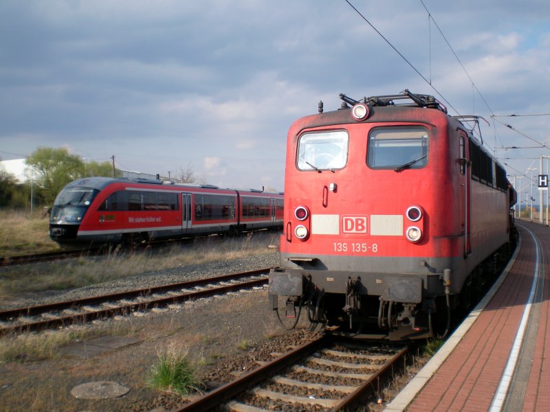 Eine Strechensperrung zwischen Erfurt und Weimar bescherte der KBS 595 am 17.04.2008 umfangreichen Umleitungsgterverkehr. 139 135 wartet zusammen mit dem Desiro eine berholung und eine Kreuzung ab. Bahnhof Artern; 