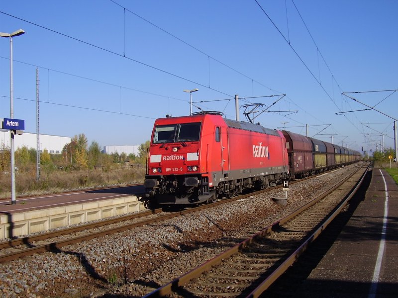 Eine Streckensperrung der Linie Erfurt-Halle bescherte der KBS 595 am Vormittag des 15.10.07 wieder einmal Umleiterverkehr. Hier ein Ganzzug der PKP mit 185 212-8 auf dem in Richtung Erfurt. 