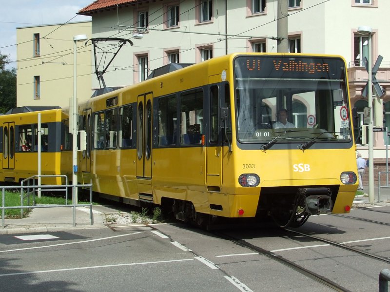Eine Stuttgarter Stadtbahn der SSB fhrt auf der U1 in Vaihingen um ihre letzte Kurve vor dem Endbahnhof. (21.08.2008)