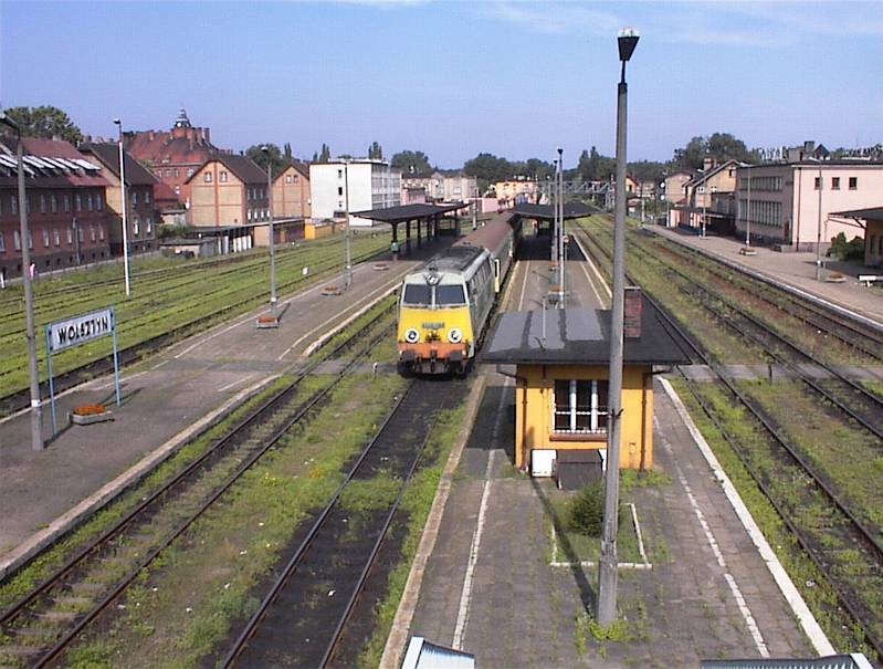 Eine SU45 der PKP  vor dem Regionalzug nach Poznan im Sptsommer 2001 im Dampflokparadies Wolsztyn.