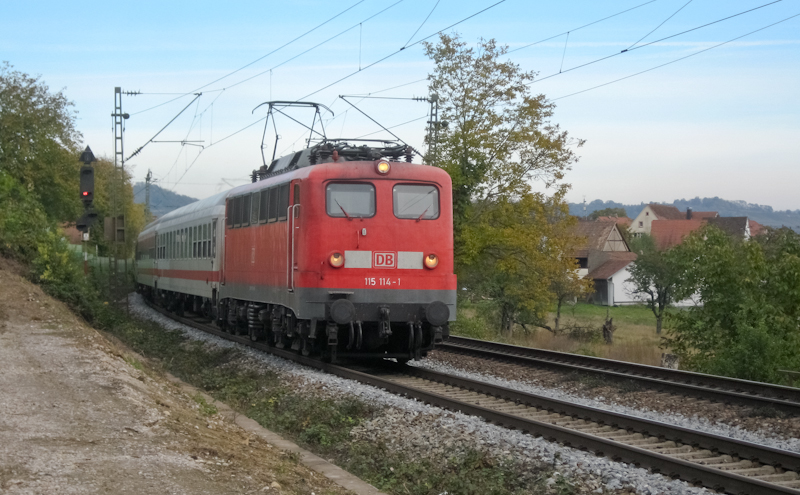 Eine super Lok - 115 114-1 (ex 110 114-6) mit einem PbZ am Esig Efringen-Kirchen am 24. Oktober 2009.