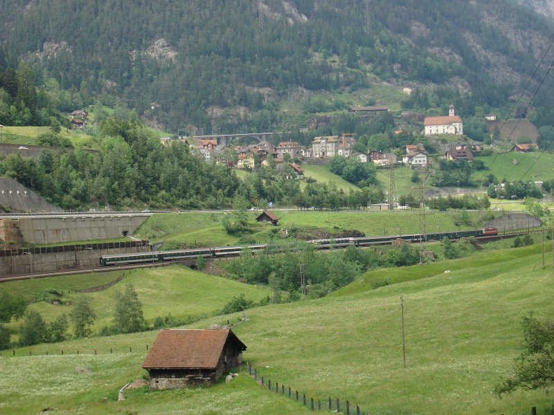 Eine Swiss-Express Re 4/4 II zieht am 3.6.2007 bei Wassen einen Schnellzug talwrts.