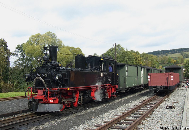 Eine Szenerie wie vor 40 Jahren: 99 568 ist mit ihrem Personenzug aus Wolkenstein gerade in Steinbach angekommen und wird gleich die Gterwagen mit in ihren Zug aufnehmen...
Genug getrumt; 99 568 wartet am 03.10.2009 im Bahnhof Steinbach auf Fahrgste.
