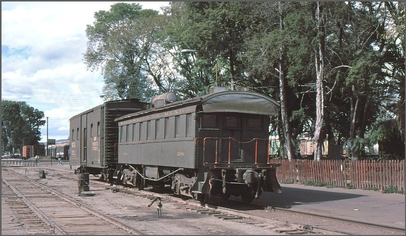 Eine Szenerie wie im wilden Westen, Personenwagen der auf irgendeiner Nebenlinie noch sein Dasein fristet. (Archiv 02/77)