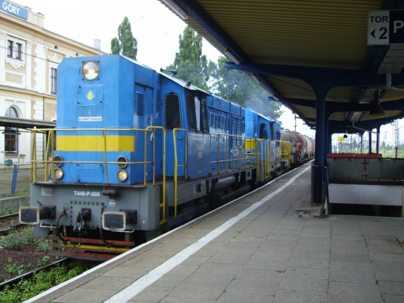 Eine T 448p fhrt durch den Bahnhof Tarnowskie Gory. (August 2008)
