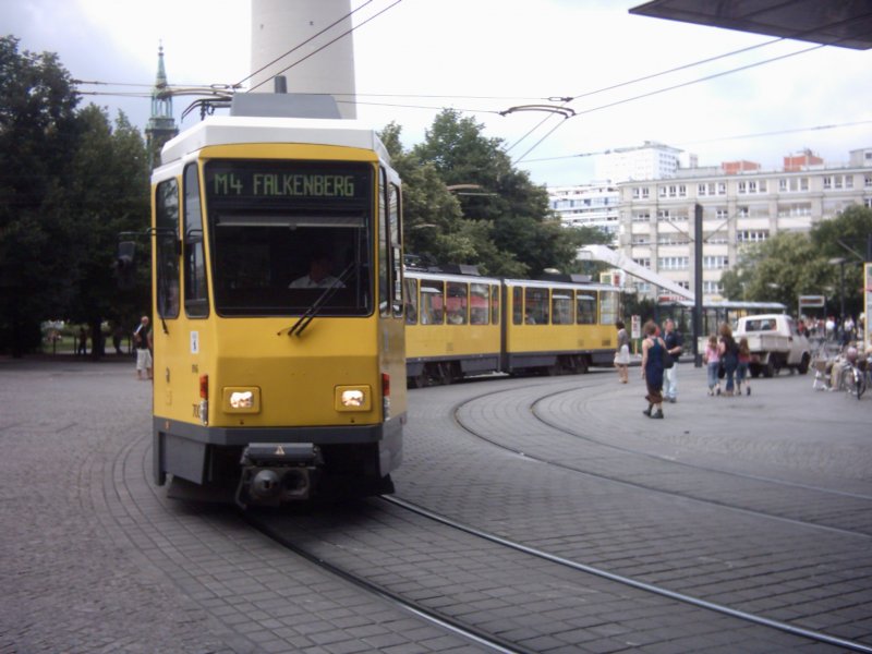 Eine Tatra auf der M4 am Alexanderplatz. In dieser Kurve unter der S-Bahnbrcke hat man immer das Gefhl, das die Stromabnehmer gleich vllig einklappen so niedrig hngt hier die Oberleitung. 15.08.2007