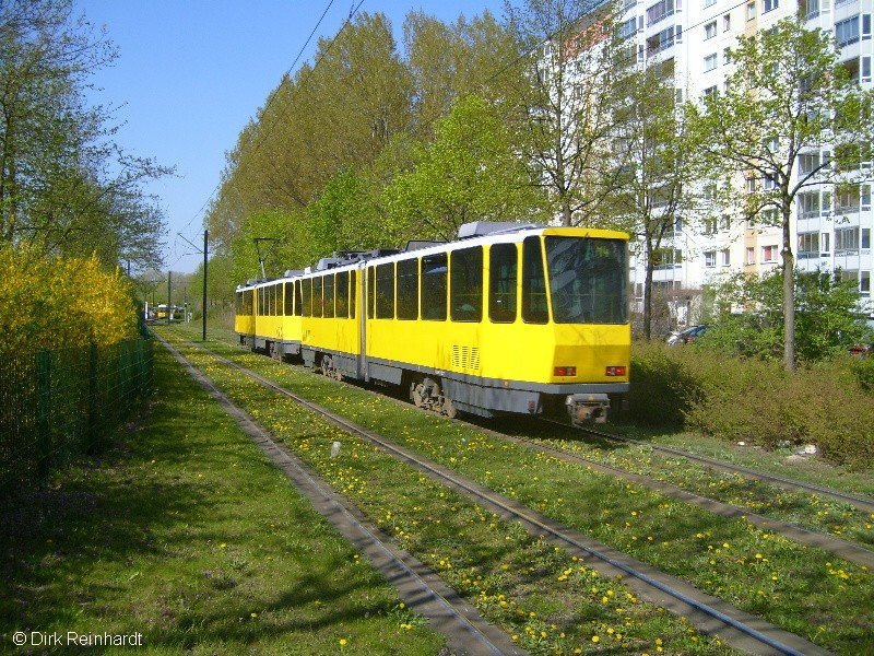 Eine Tatra-Straenbahn der Linie M4 kurz vor der Endhaltestelle Zingster Str. in Berlin-Hohenschnhausen an einem schnen Frhlingstag.