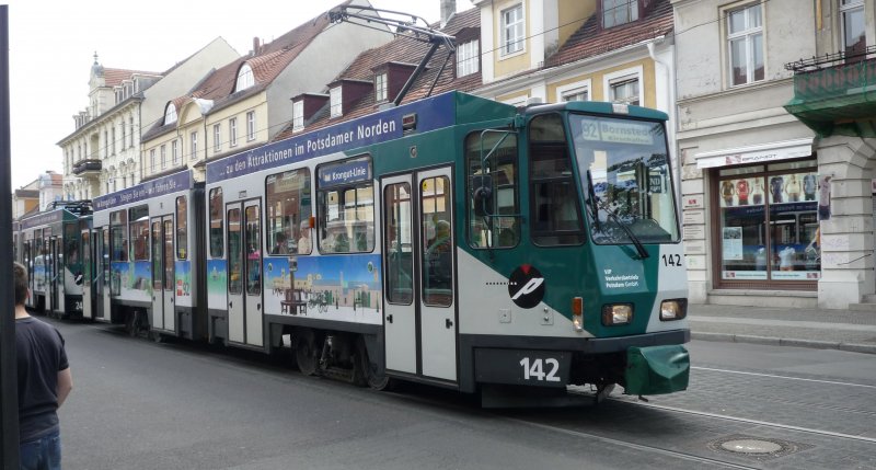 Eine Tatra Straenbahn steht kurz vor dem Nauener Tor.
