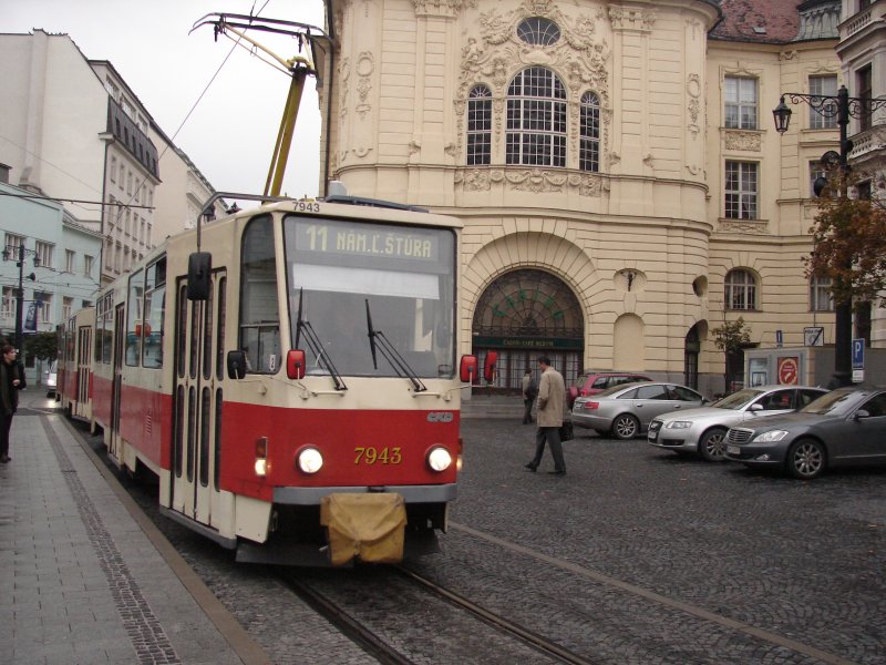 Eine Tatrastraenbahn kommt eingefahren. Aufgenommen am 25.10.2007 in Bratislava