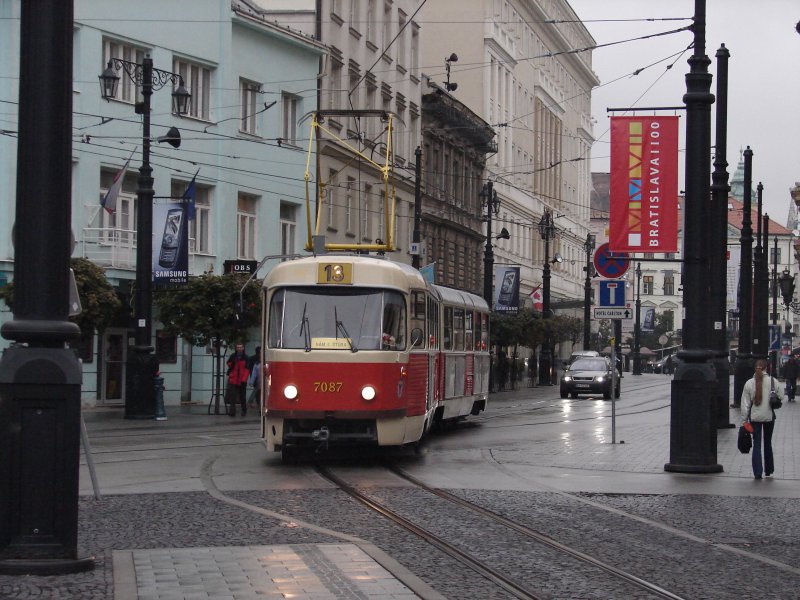 Eine Tatrastraenbahn kommt eingefahren. Aufgenommen am 25.10.2007 in Bratislava