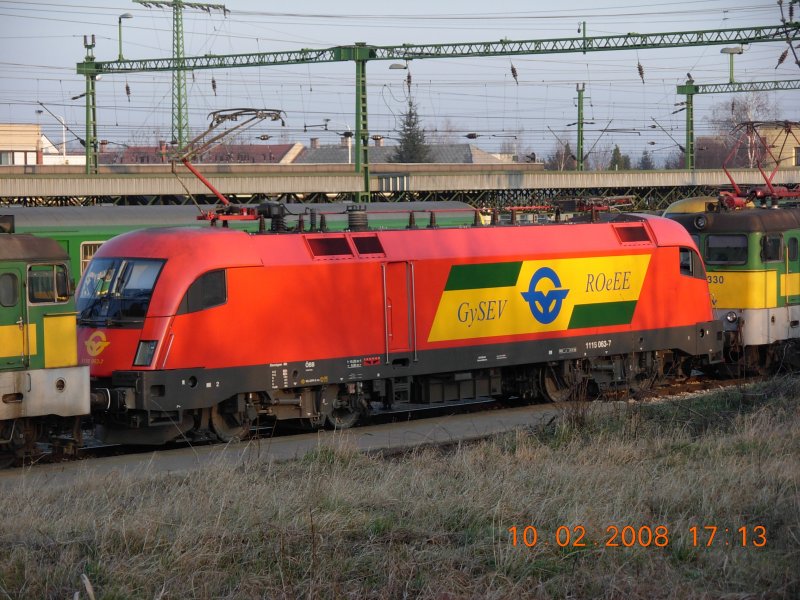 Eine Taurus-Lokomotive der Raaberbahn (GySEV) mit rot-gelber Farbgebung (Baureihe 1116) in der Nachmittagssonne auf dem Bahnhof Oedenburg. Aufnahme vom 10.2.2008.