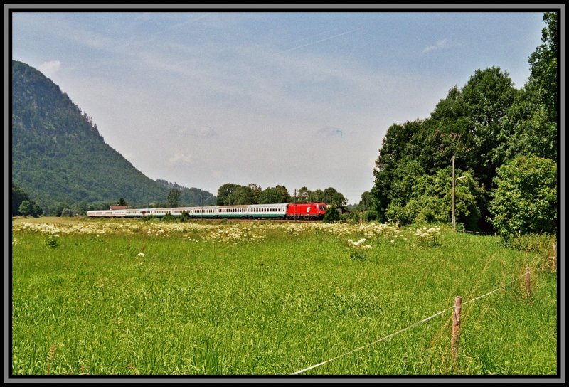 Eine Taurus-Maschiene, noch mit altem BB-Logo bringt im Sommer 2005 bei Niederaudorf, den EC89  Leonardo da Vinci  von Mnchen zum Brenner.