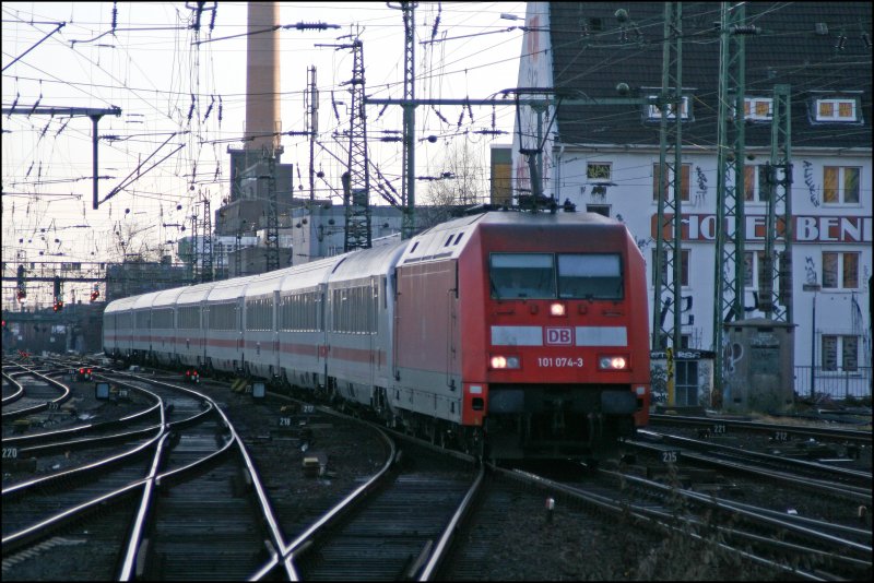 Eine Teleaufnahme auf die 101 074 die mit dem InterCity 2013, von Hannover nach Oberstdorf, in Dortmund Hbf einfhrt. (13.01.2008)