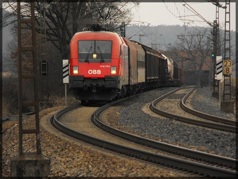 Eine Teleaufnahme mit 1116-172 und ISO 800 bei Beratzhausen.(7.Mrz 2009)
Bemerkenswert auch der zweite Wagen.