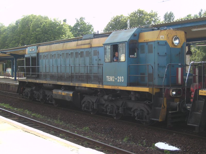 Eine TEM2 Wartet auf ihre Papiere von der Schafnerin im Bahnhof von Tarnowskie Gory!