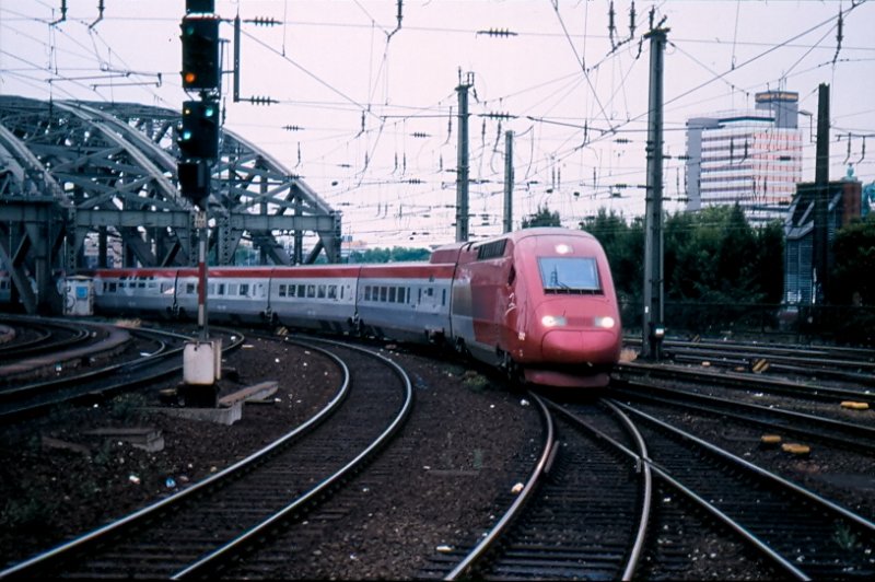Eine Thalys - Einheit auf der Klner Hohenzollernbrcke bei der Einfahrt in den Hauptbahnhof.