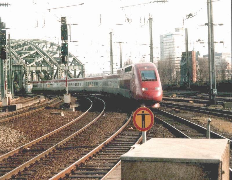 Eine Thalys-Einheit wird in Kln Hbf bereitgestellt,nach Paris zu fahren.Karneval 2003.