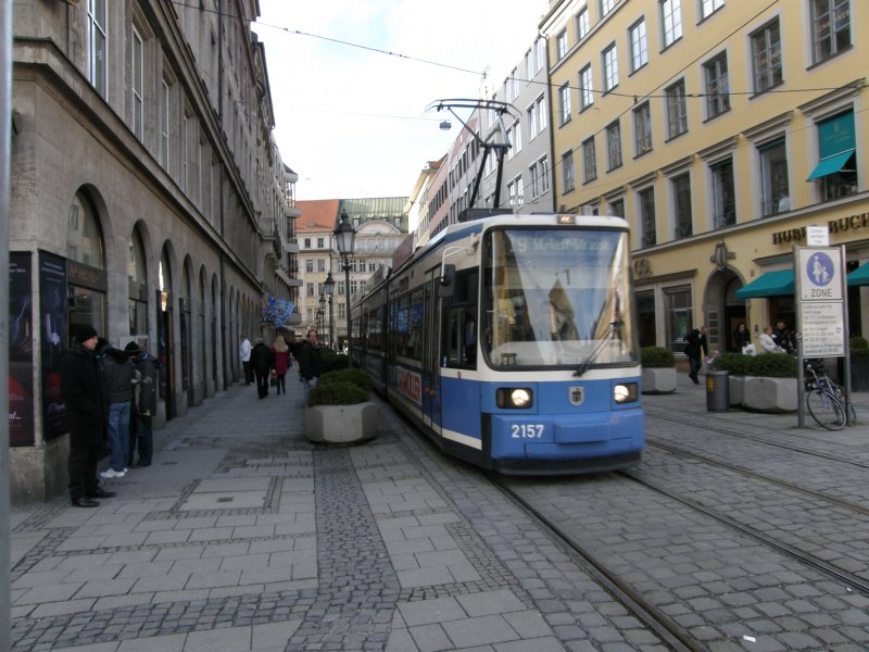 Eine Tram des Typs R2.2 in Fahrtrichtung St.Veit Strae kurz vor der Haltestelle Nationaltheater. (24.1.09)