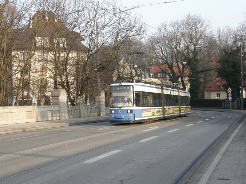 Eine Tram der Linie 17 fhrt am 7.2.09 ber die Max-Joseph Brcke. Aufgrund von Demonstrationen in der Innenstadt fuhr dieser Wagen nur zum Isartor, wo er auf der Strecke der Linie 18 zum Effnerplatz zurckfuhr. 