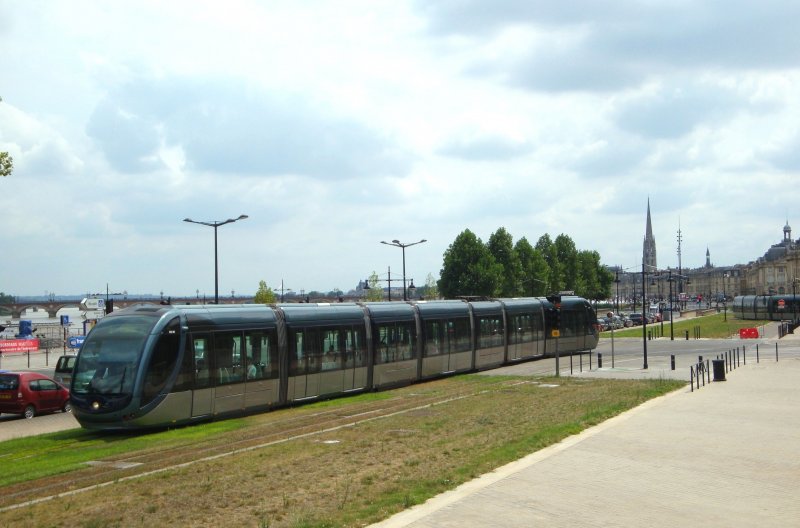 Eine Tram der Linie B befhrt in Fahrtrichtung Claveau das Ufer der Garonne. (8.8.09)