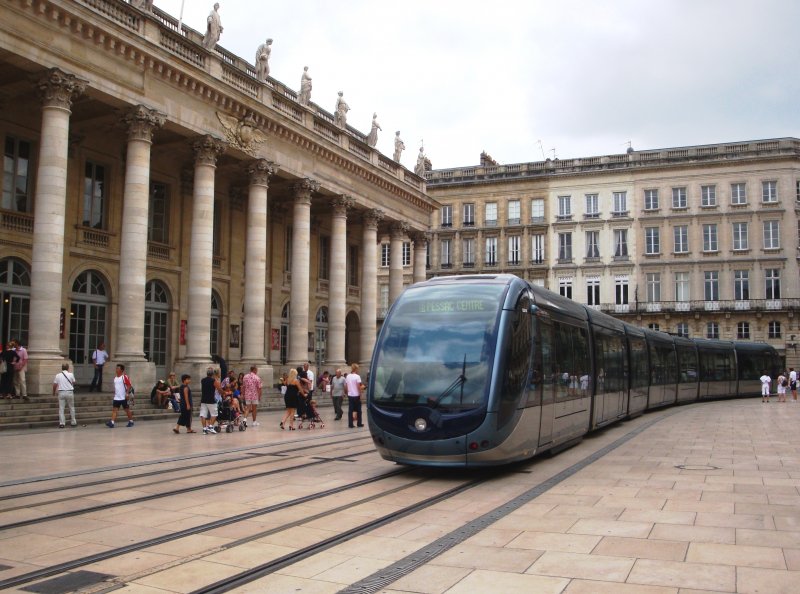 Eine Tram der Linie B fhrt am Place de la Comedie am Grand Theatre vorbei. (8.8.09)