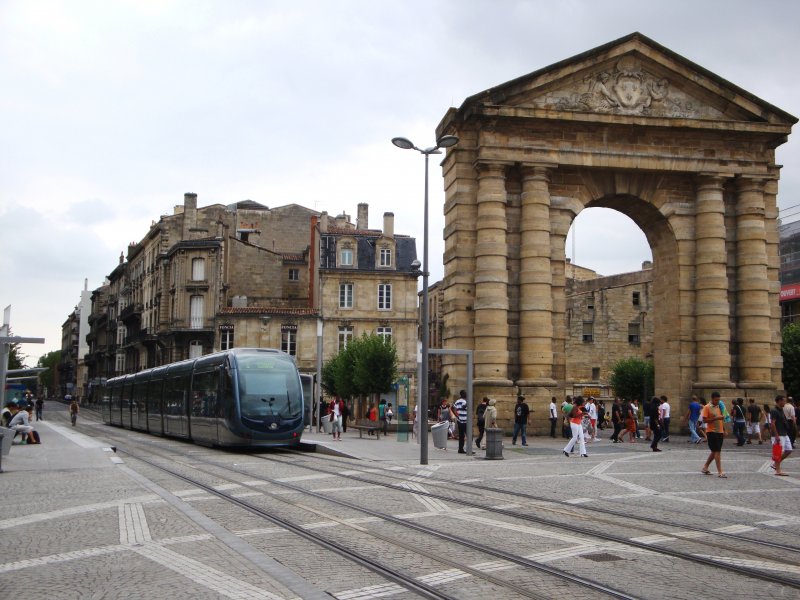 Eine Tram der Linie B hlt an der Haltestelle Victoire. (8.8.09)
