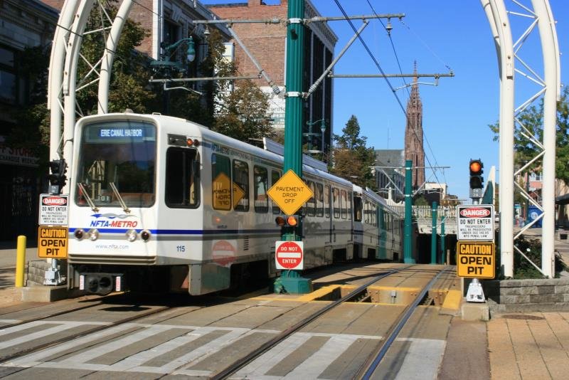 Eine Tram der NFTA-Metro in der Mainstreet von Buffalo; 11.10.2008