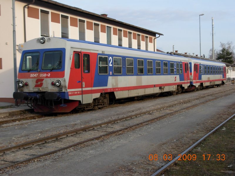 Eine Triebwagen-Doppelgarnitur der Baureihe 5047 wartet im Bahnhof Marchegg auf die Abfahrt nach Gnserndorf. Angeblich planen die BB, die vorlufig noch dieselbetriebene Strecke zu elektrifizieren (Aufnahme vom 8.3.2009).