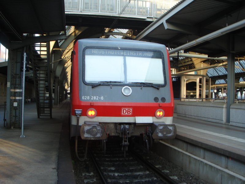 Eine Triebzug der Baureihe 628-282-6 steht zur Abfahrt bereit nach Neustadt (Weinstrae) Hbf im Karlsruher Hauptbahnhof Gleis 1