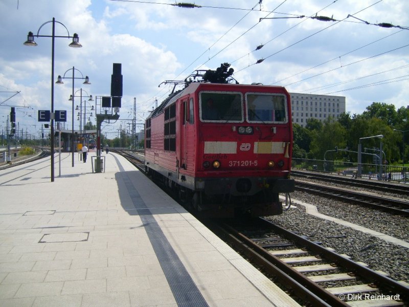 Eine tschechische 371er wird in Krze an einen EC nach Budapest im Dresdener Hbf am Gl.1 ankuppeln.