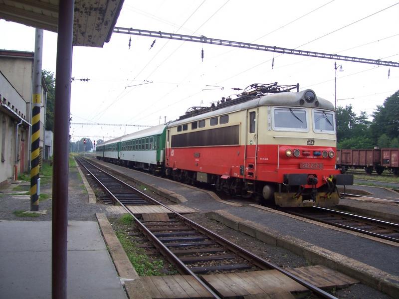 Eine tschechische Ellok der Baureihe 242 in Trisnice